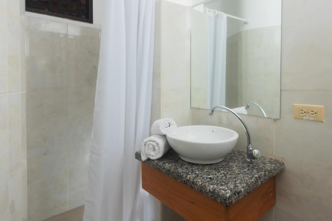 Hostal North Seymour ปูแอร์โตอาโยรา ภายนอก รูปภาพ