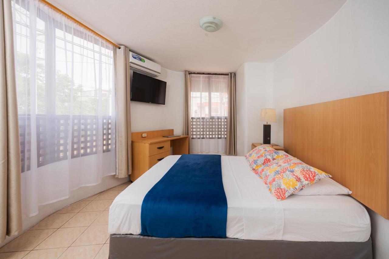 Hostal North Seymour ปูแอร์โตอาโยรา ภายนอก รูปภาพ
